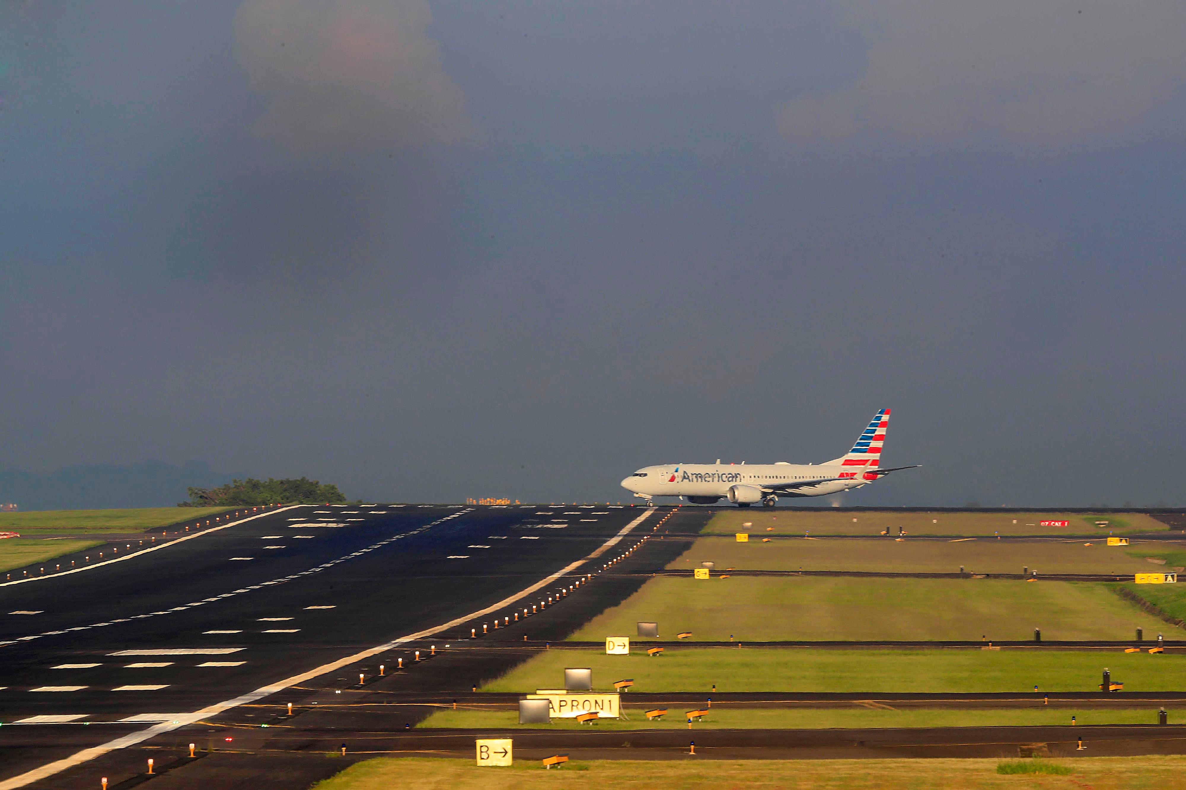 04/07/2023 Aeropuerto Juan Santamaría. Despegue y llegada de aviones, pista y torre de control. Para temas ralacionados con tráfico aéreo, aviones, torre de control, controladores aéreos, líneas aéreas, etc.