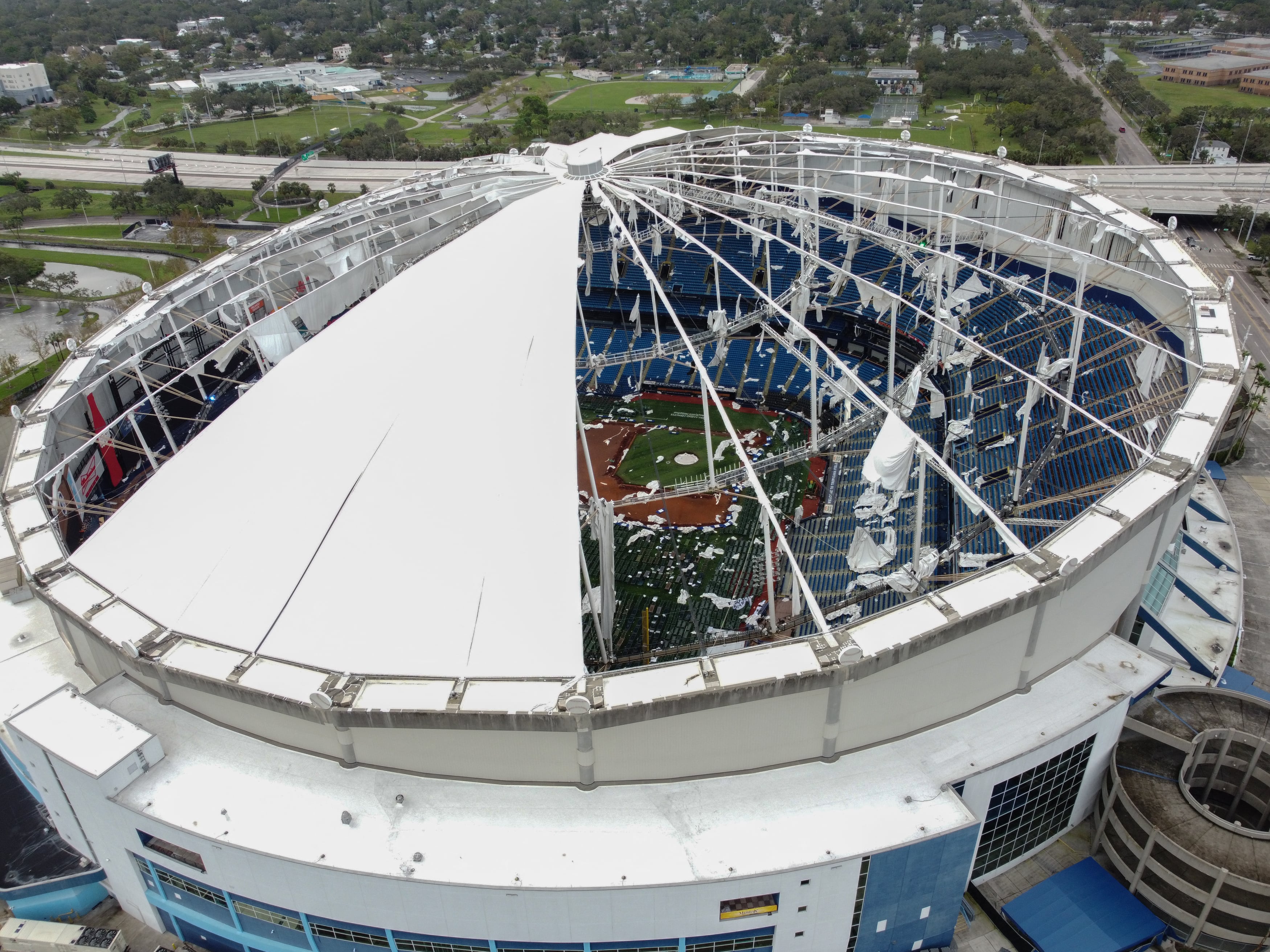 Cúpula del estadio Tropicana Field, que quedó destrozada por el huracán Milton en San Petersburgo, Florida, este 10 de octubre de 2024. Fotografía: