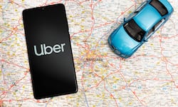 Uber invertirá $1.250 millones en Rivian para desplegar una flota de 50.000 robotaxis