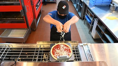 ¿Busca empleo? Cadenas de comida rápida ofrecen más de 200 puestos en Costa Rica