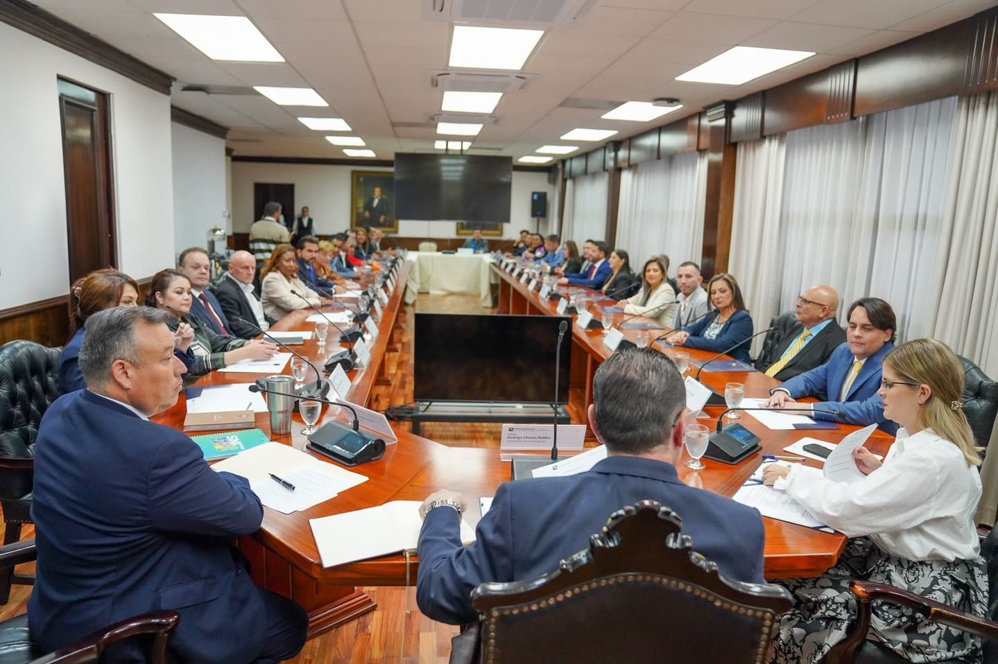Laura Fernández y Rodrigo Chaves se reunieron con la fracción de Pueblo Soberano.