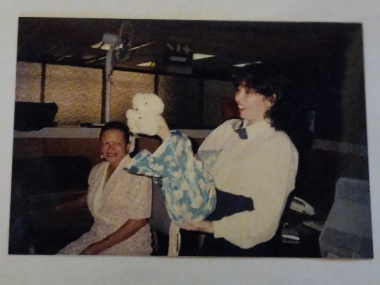 Elidieth (derecha) celebrando su cumpleaños junto a sus compañeros del Anglo.