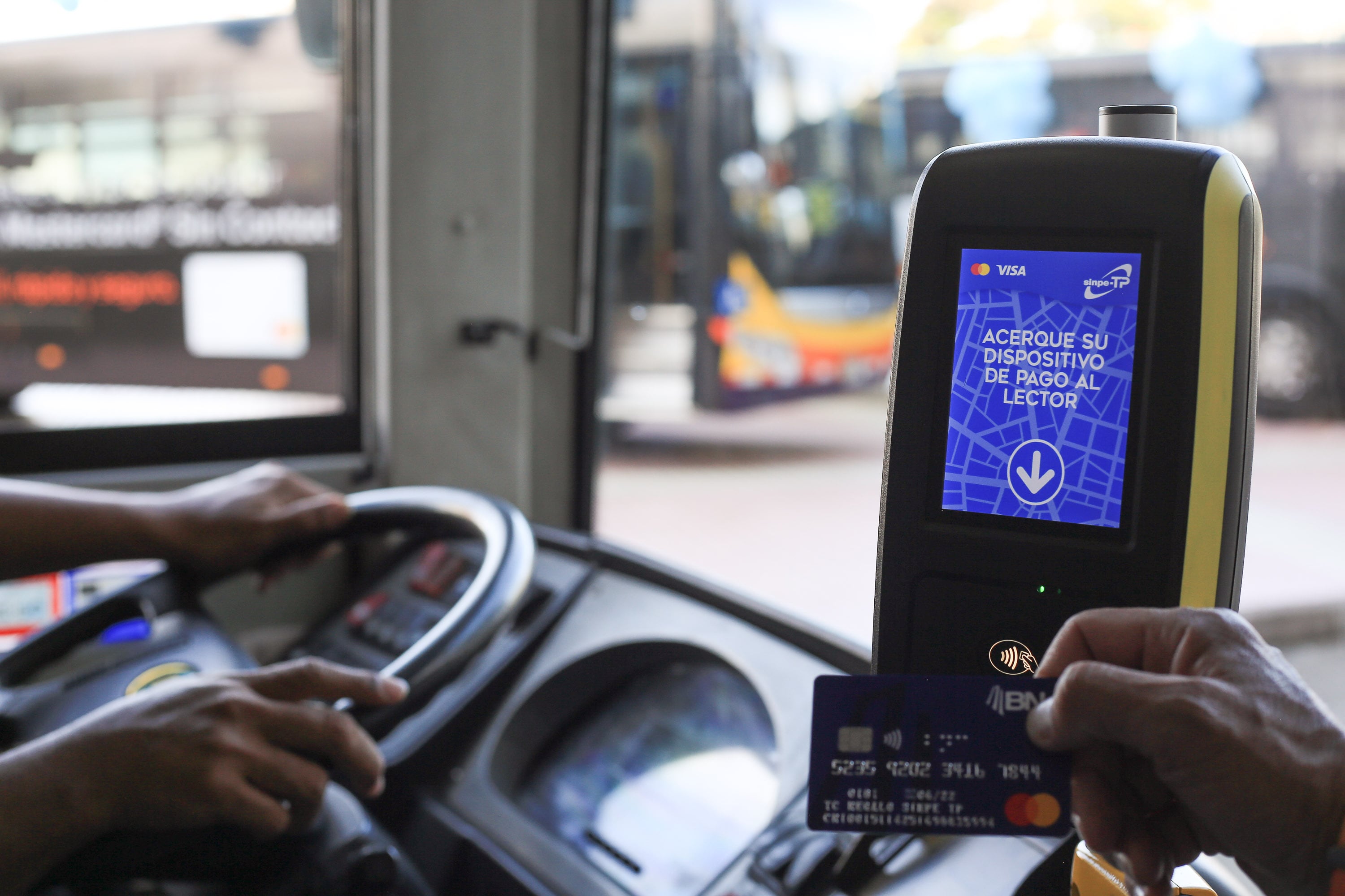 Inicio plan piloto pago electrónico en servicio de trasnporte público de autobuses. 29 abril 2022. Desde este viernes 29 de abril usted ya puede pagar con su tarjeta de crédito el pasaje de las dos primeras rutas de buses: Sabana-Estadio y Sabana-Cementerio. El acto de presentación se hizo en el Estadio Nacional y estuvo presente el presidente del país, Carlos Alvarado, la primera dama, Claudia Dobles y el ministro de Transportes, Rodolfo Méndez Mata. Foto: Roberto Carlos Sánchez @rosanchezphoto