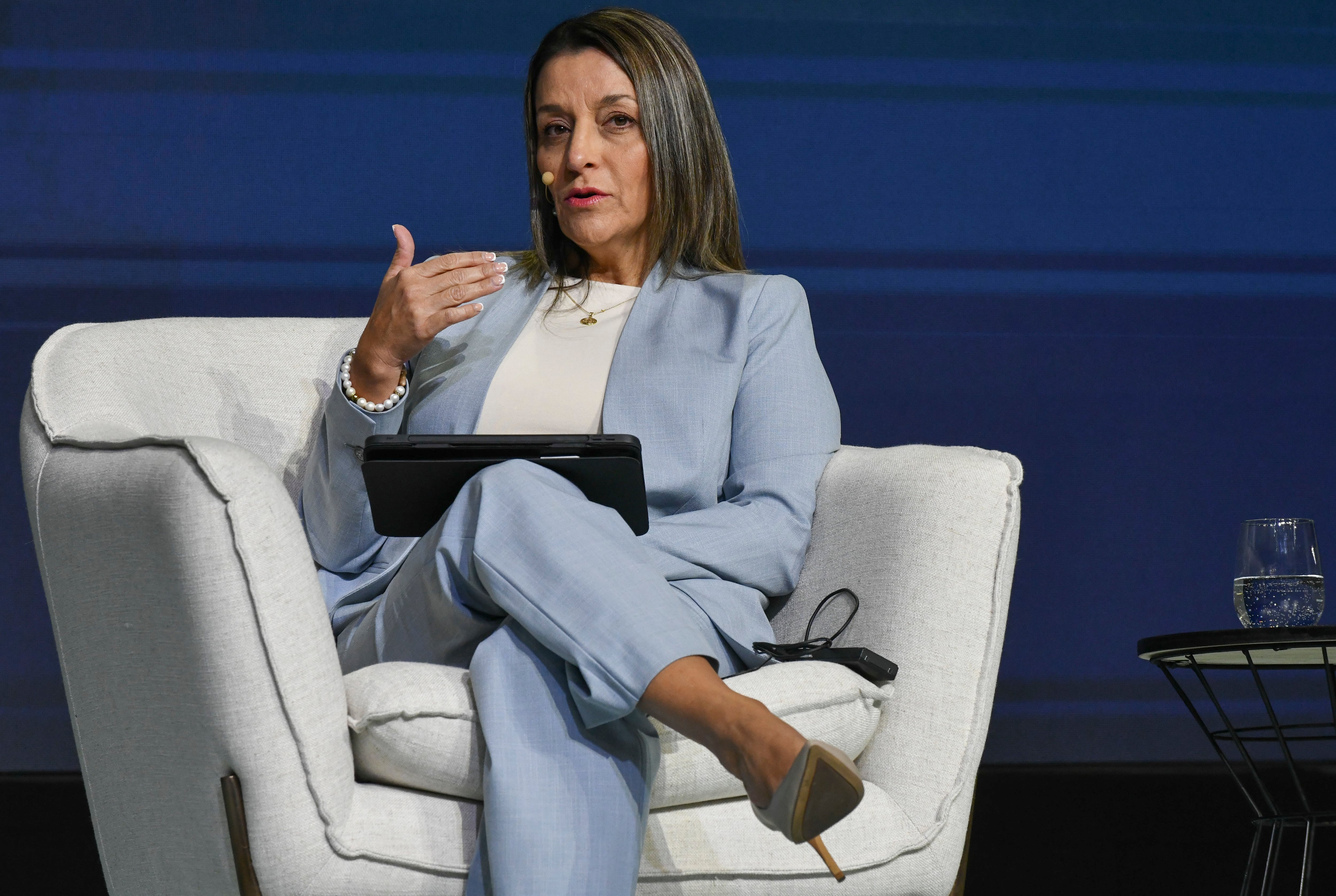 Rosaysella Ulloa, gerente general del Banco Nacional, durante su participación en la Asamblea Anual del BID, en Santiago de Chile.