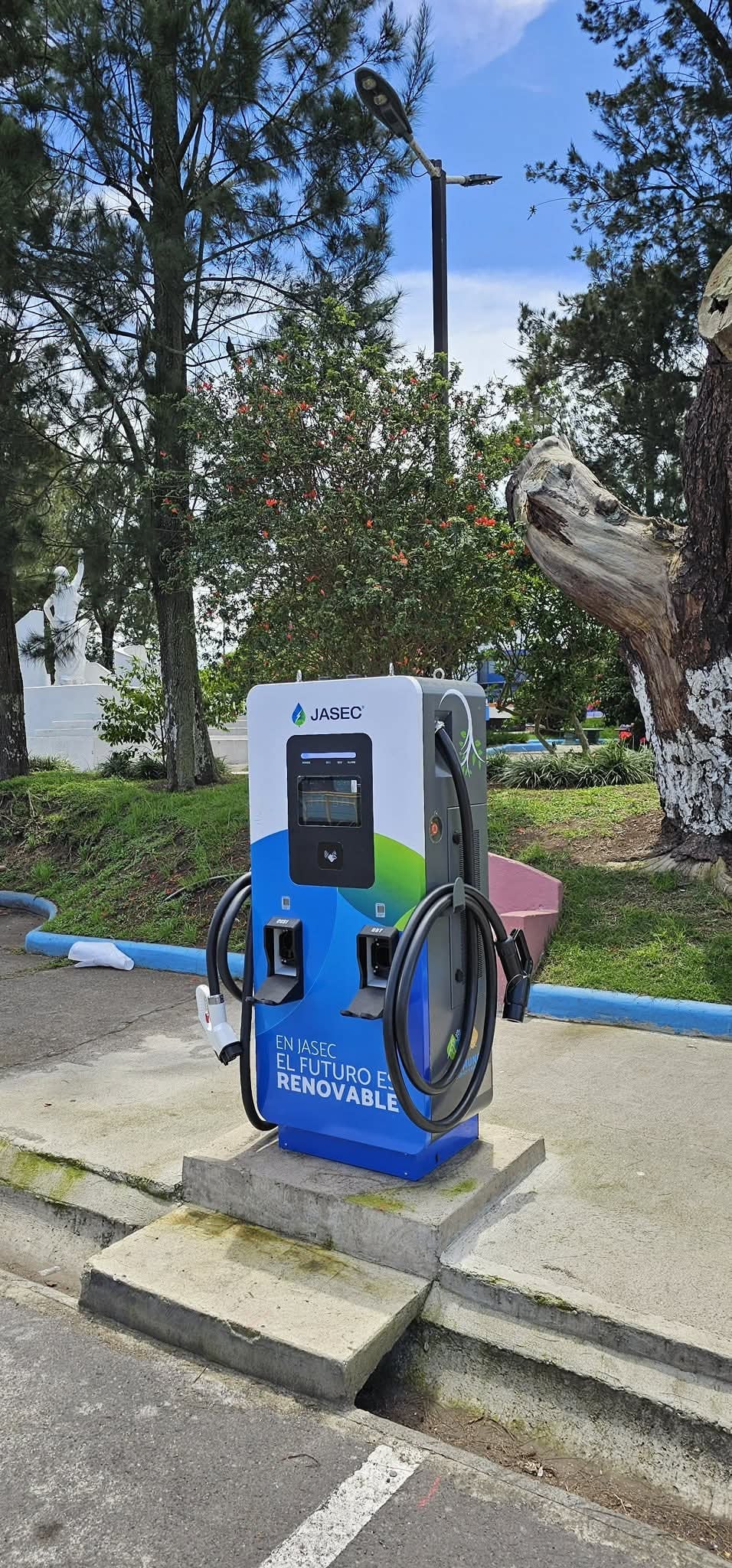 Estructura del cargador eléctrico de la marca Jasec, instalado sobre la acera pública en el sector central de Cartago.