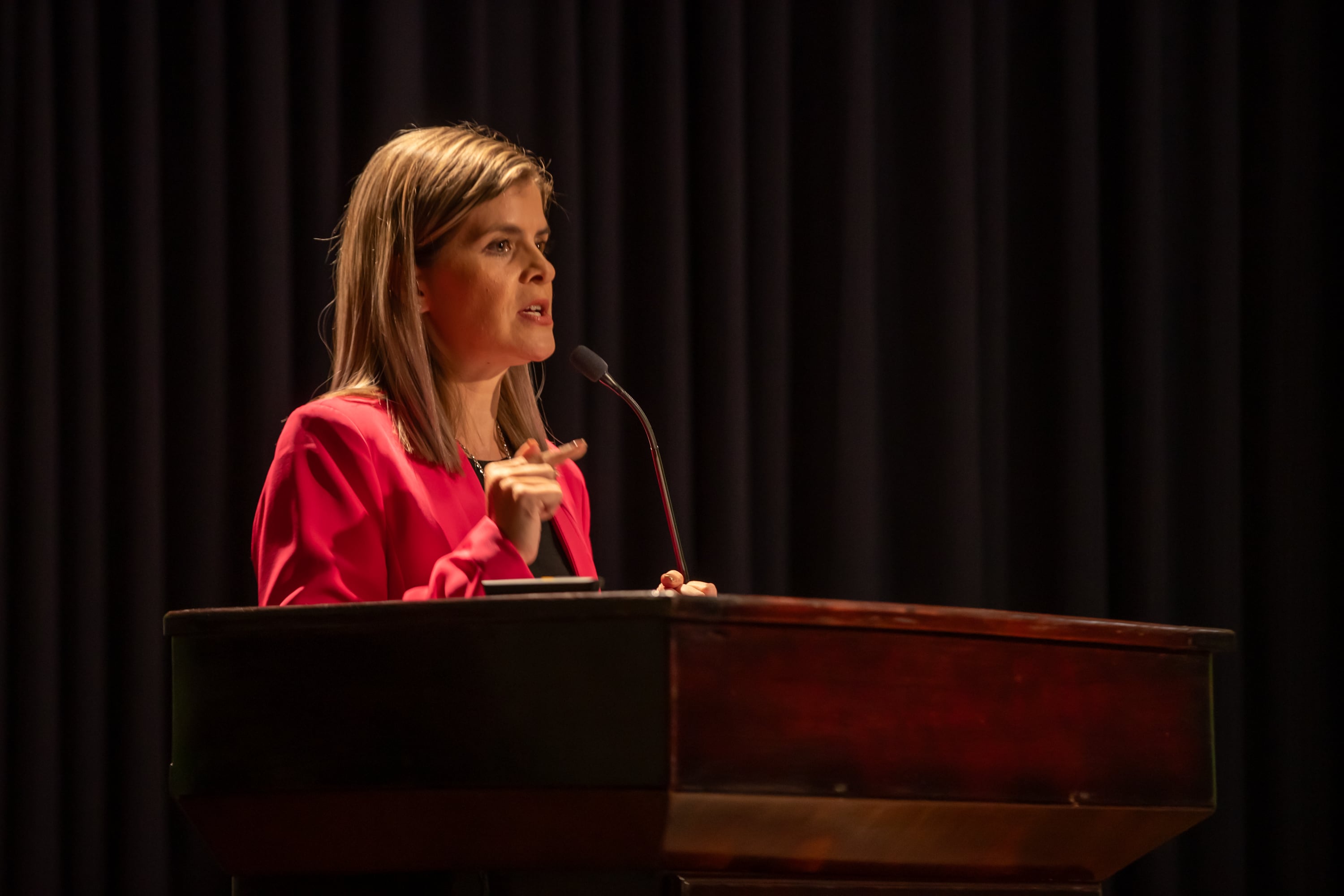 13/12/2023, San Jose, Auditorio de la Universidad Latina, presentación del informe de competitividad de los cantones del país de parte del Consejo de Promoción de la Competitividad. En la fotografía Laura Fernández ministra de planificación.