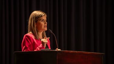 Laura Fernández: ¿quién es y cómo llegó a su cargo la ministra en auge que algunos ya ven como relevo de Chaves?