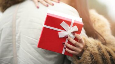¿Le dieron una tarjeta de regalo? Tome en cuenta que los negocios pueden establecer fechas de vencimiento y otras restricciones