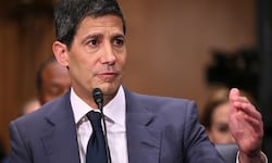 Kevin Warsh asume la presidencia de la Fed con el reto de blindar su independencia ante Donald Trump