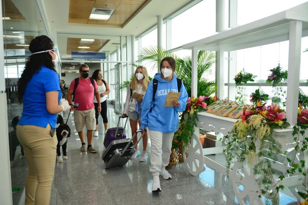 Los residentes y ciudadanos de todos los estados de los Estados Unidos podrán ingresar a Costa Rica a partir del próximo el 01 de noviembre, una decisión que, según el ministro de Turismo, Gustavo Segura, ayudará a la reactivación económica del país y a la generación de empleos.