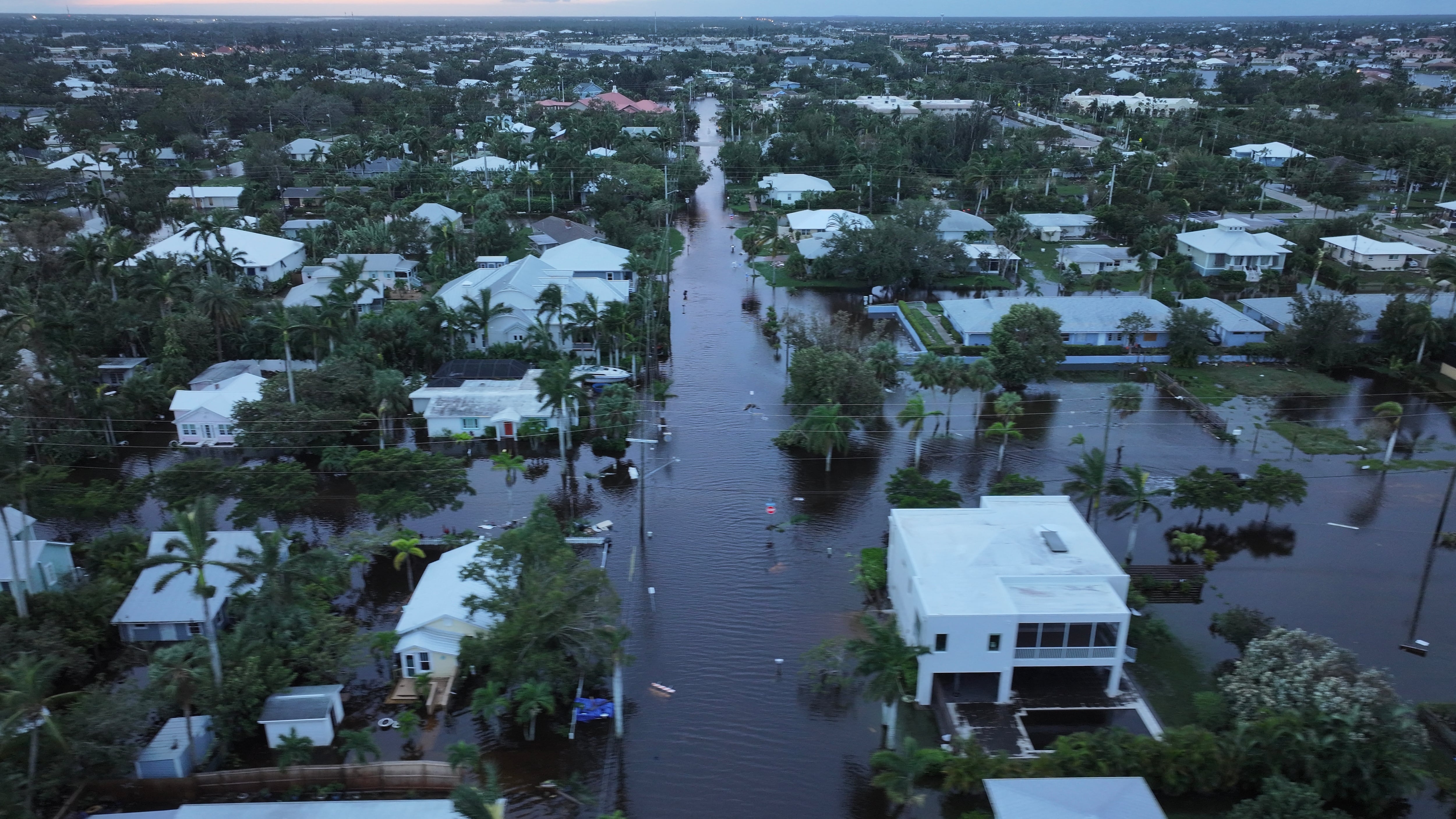 Así quedó un vecindario después de que el huracán Milton tocara tierra este 10 de octubre en la comunidad de Punta Gorda, Florida. Milton tocó tierra como un huracán de categoría 3 en el área de Siesta Key en Florida, causando daños e inundaciones en todo el centro de esa península. Fotografía: