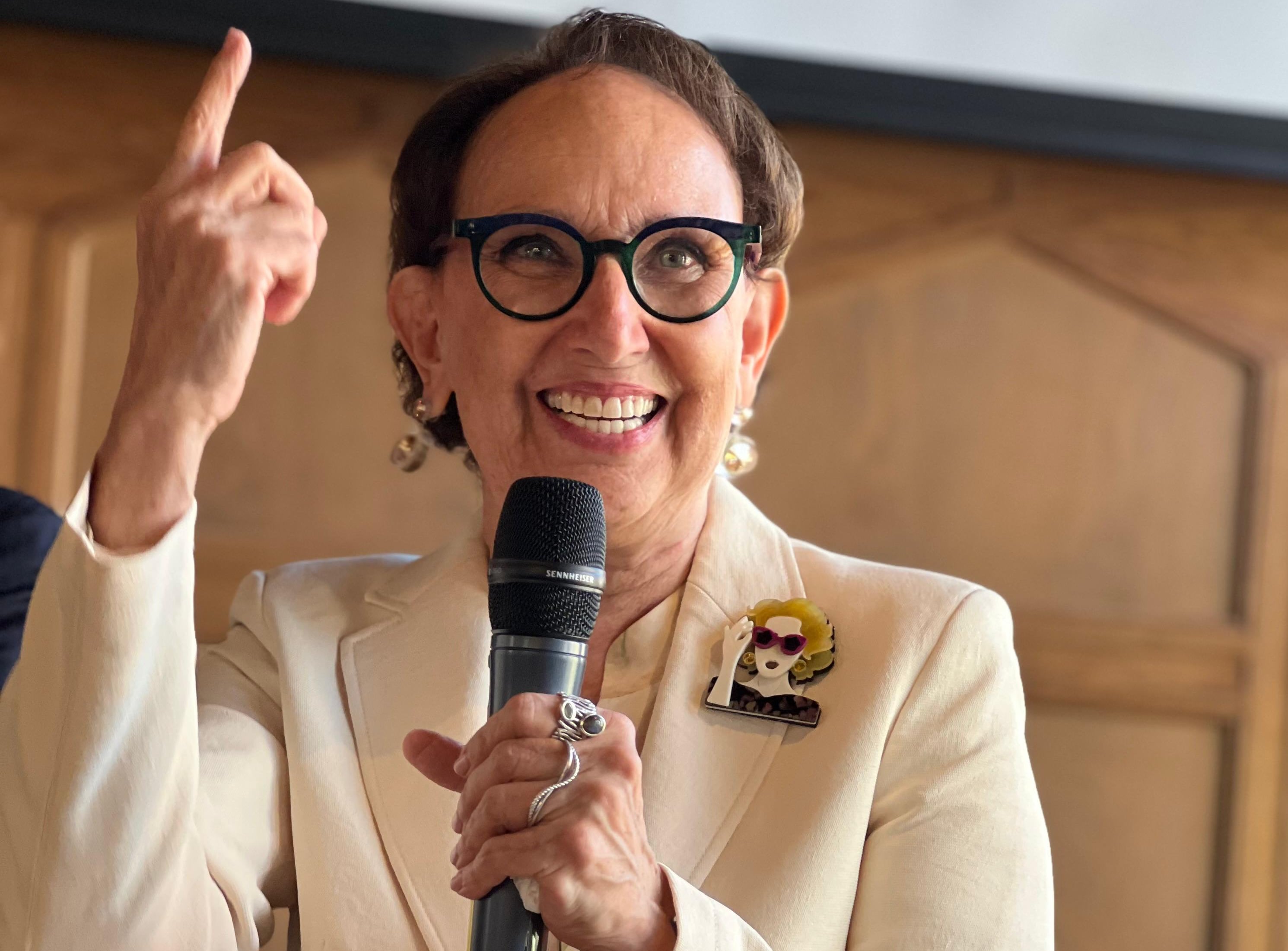 Rebeca Grynspan, secretaria general de la Unctad, sonríe con un micrófono en mano.