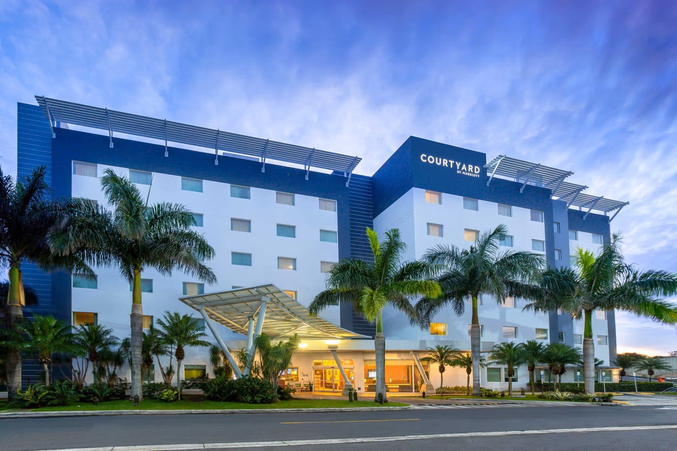 Fachada de un hotel Marriott.