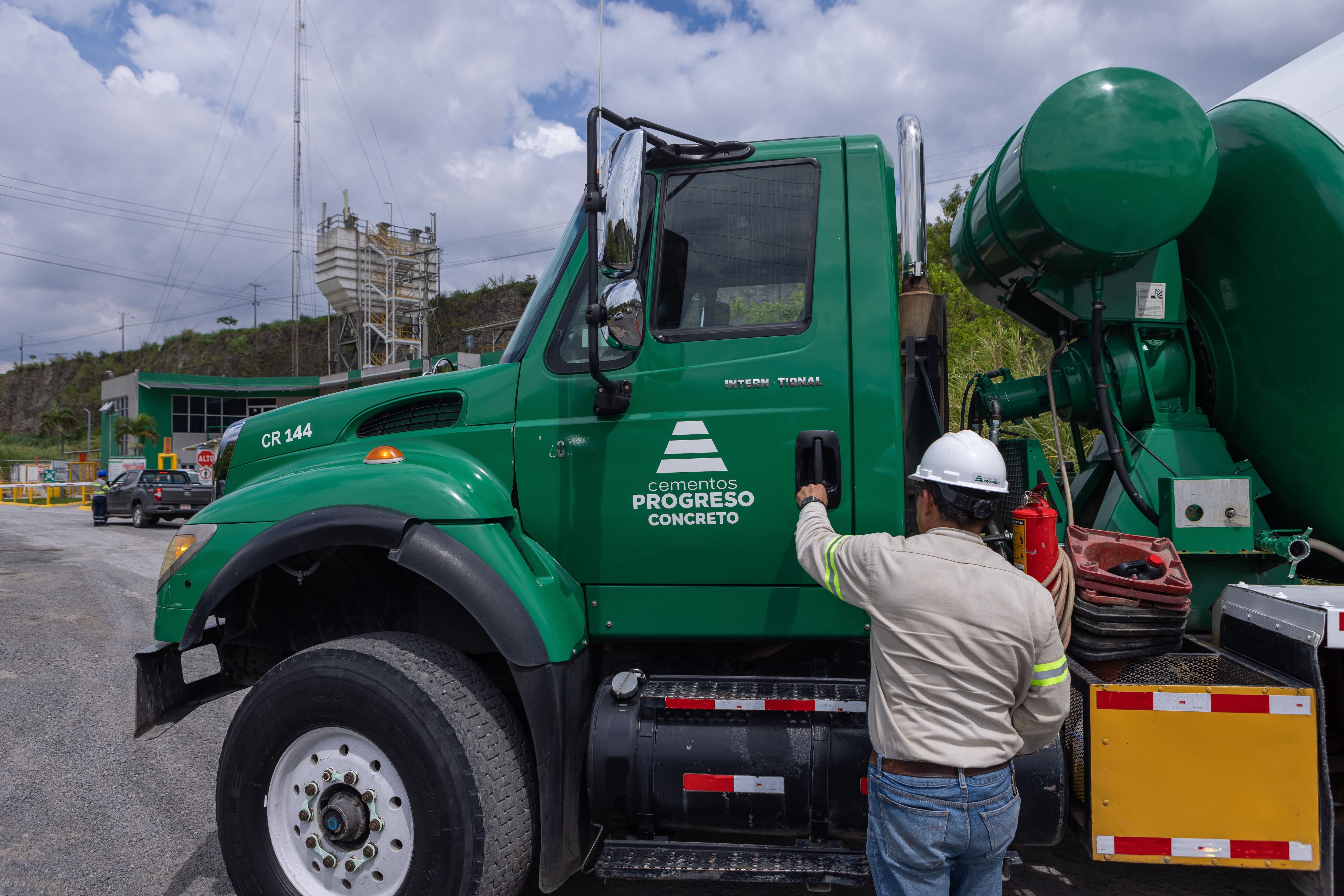 Camión mixer o trabajadores en operación de concreto.