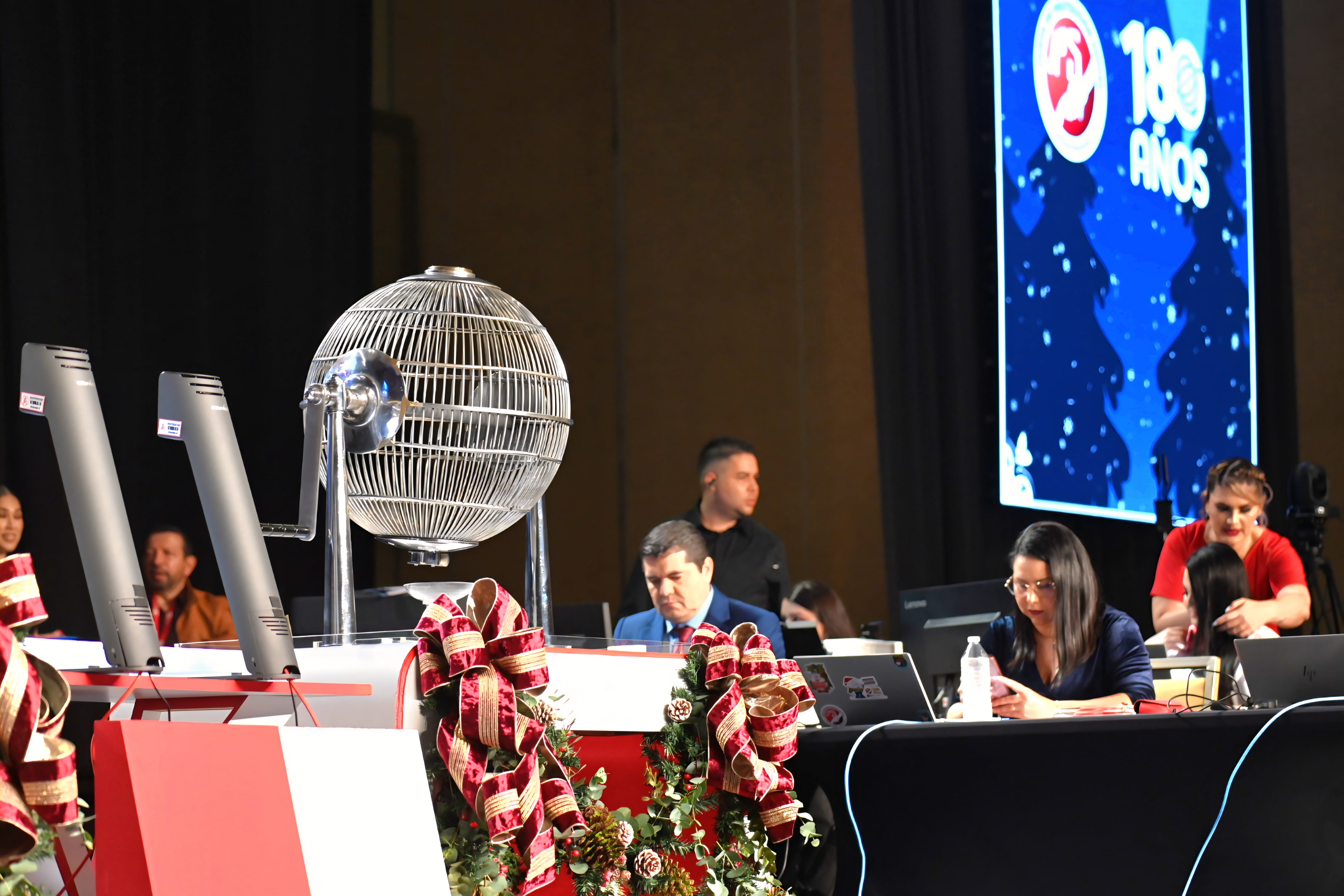 14 de diciembre 2025. Centro de Convenciones en Heredia. Realización del sorteo del Gordo Navideño 2025 que paga 40 millones de colones por fraccion según información de la Junta de Protección Social de San José. En la foto: Los funcionarios de la junta muestran los números ganadores del primer, segundo y tercer premio de la lotería. Foto: Albert Marin.