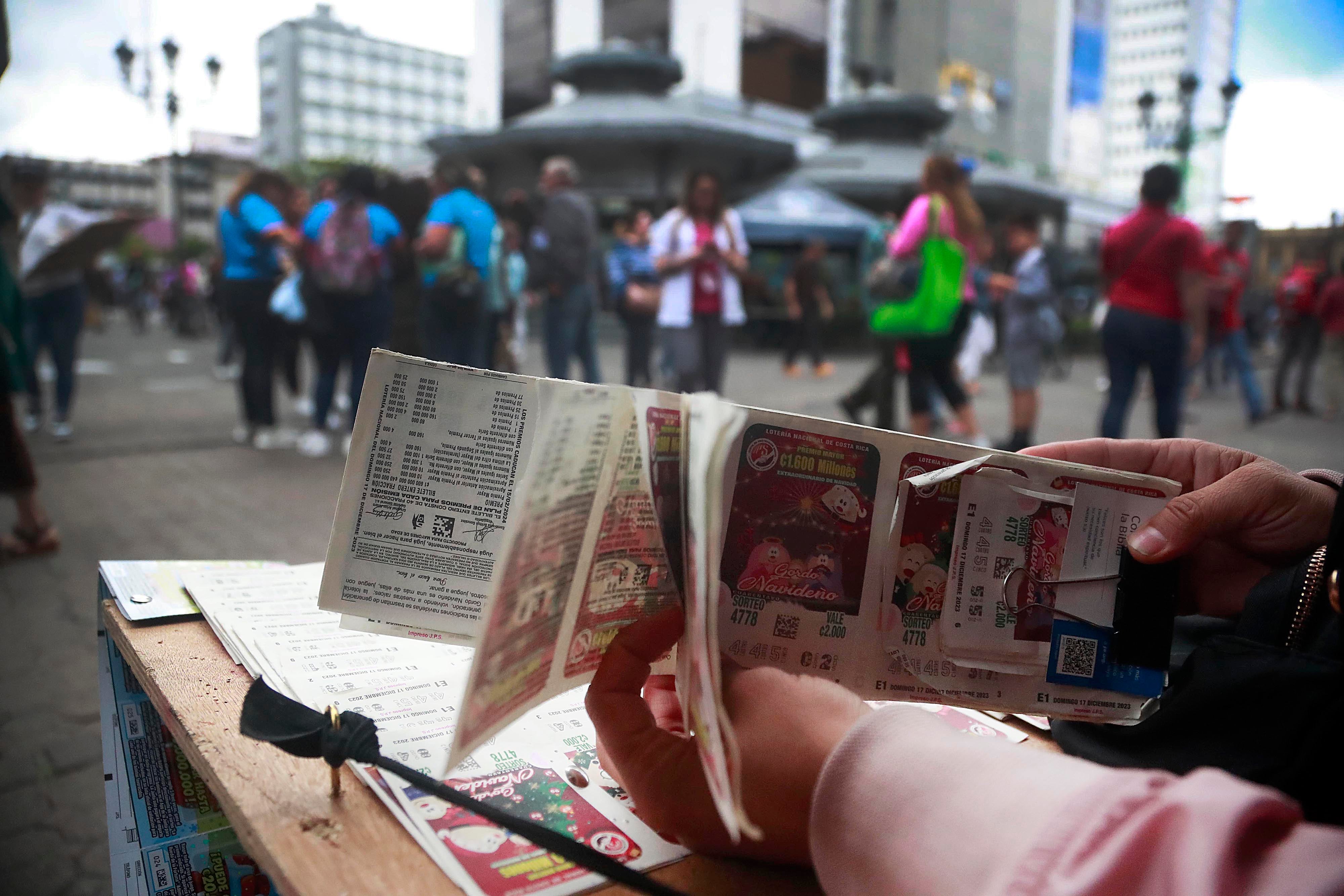 06/12/2023 San José. Vendedores de lotería aseguran que la venta de Navideña o Gordo navideño, como se le conoce, está muy mala.