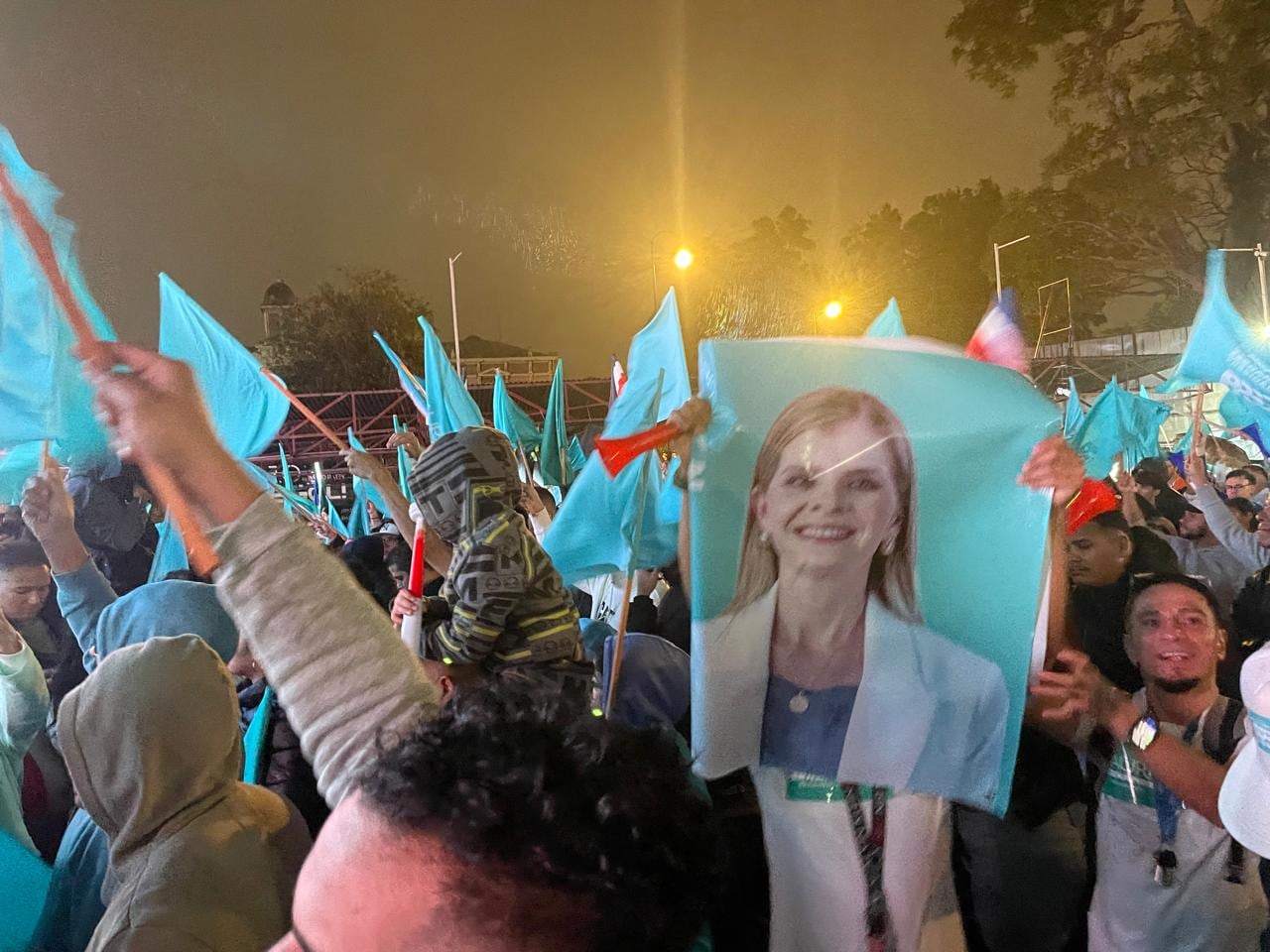 Seguidores de Laura Fernández celebrando su llegada a la silla presidencial por los próximos cuatro años.
