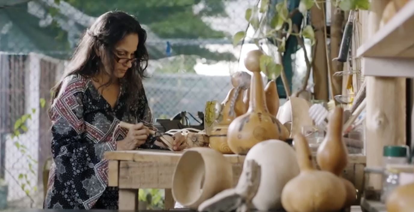 Ruth Guevara es una artesana nicoyana que hace artesanías que se venden en Japón, España, Estados Unidos, Suiza, entre otras naciones. Con negocito, Creaciones Imperio Colonial, fue seleccionada por la serie Rostros del Turismo del ICT.