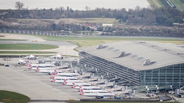 Aeropuerto Heathrow de Londres cierra temporalmente y provoca desvíos de vuelos