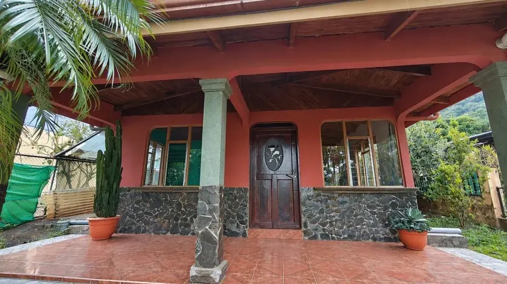 La vivienda ubicada en San Ignacio de Acosta, San José, dispone de tres dormitorios y 78,18 m² de construcción. BAC la ofrece por $52.518, únicamente mediante compra de contado.
