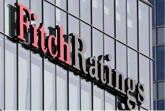 Fachada del edificio de Fitch Ratings con su logotipo visible, utilizada como referencia visual en un artículo sobre la mejora de la calificación de riesgo de El Salvador tras un acuerdo técnico con el FMI.