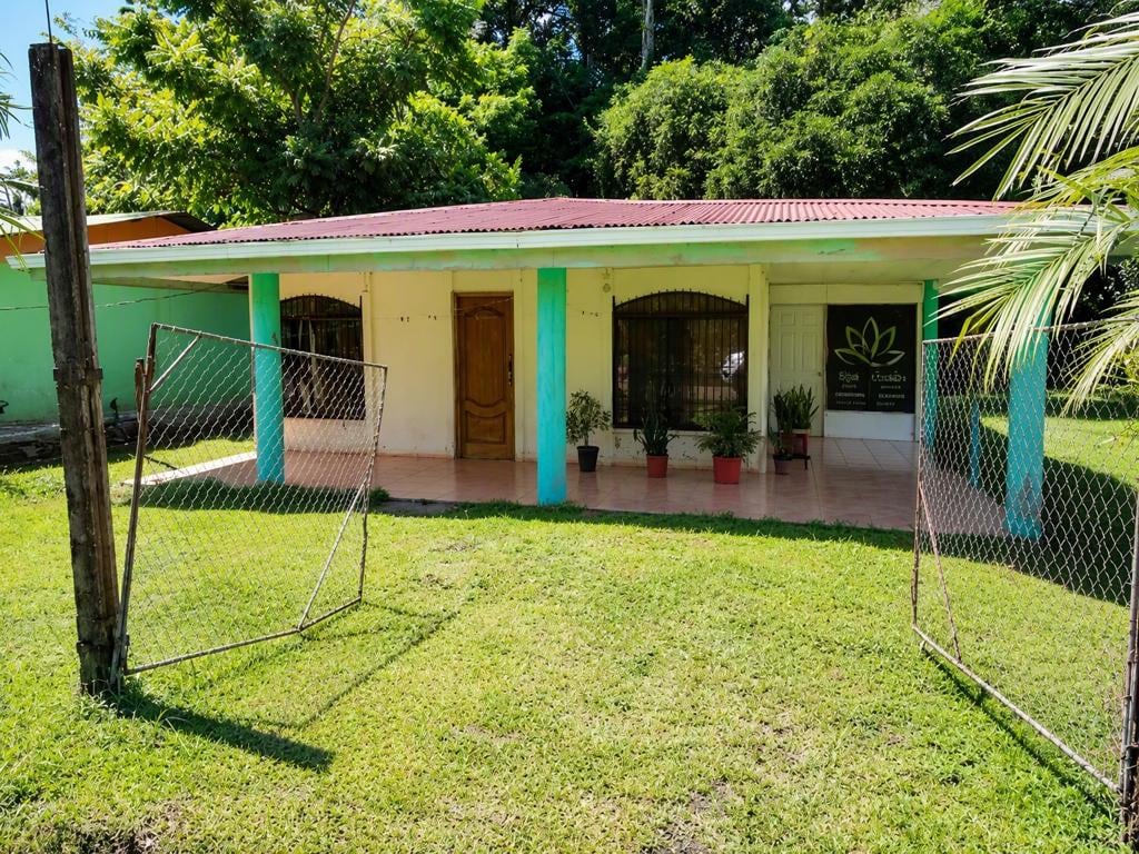 Esta casa de dos habitaciones en San Rafael de Guatuso, Alajuela, dispone de un terreno de 382,96 m² y se ofrece por ₡23.665.700, tras un descuento del 15%.