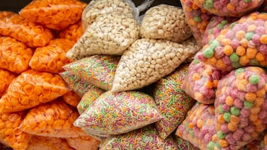 La ciencia debate, el comercio no: así reaccionan los exportadores ticos ante la nueva normativa sobre colorantes de Donald Trump