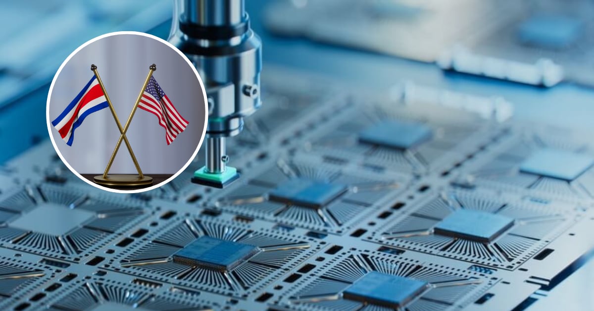 Primer plano de un proceso de ensamblaje de semiconductores con un brazo robótico. En un recuadro, se observan las banderas de Costa Rica y Estados Unidos cruzadas, simbolizando la alianza estratégica entre ambos países en esta industria.