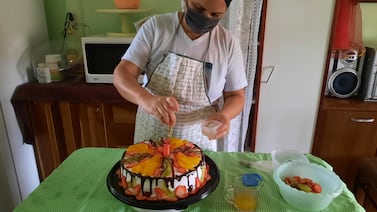 Ante la falta de oportunidades de empleo, ella creó su empresa en Cartago y la llamó Deli Galletas