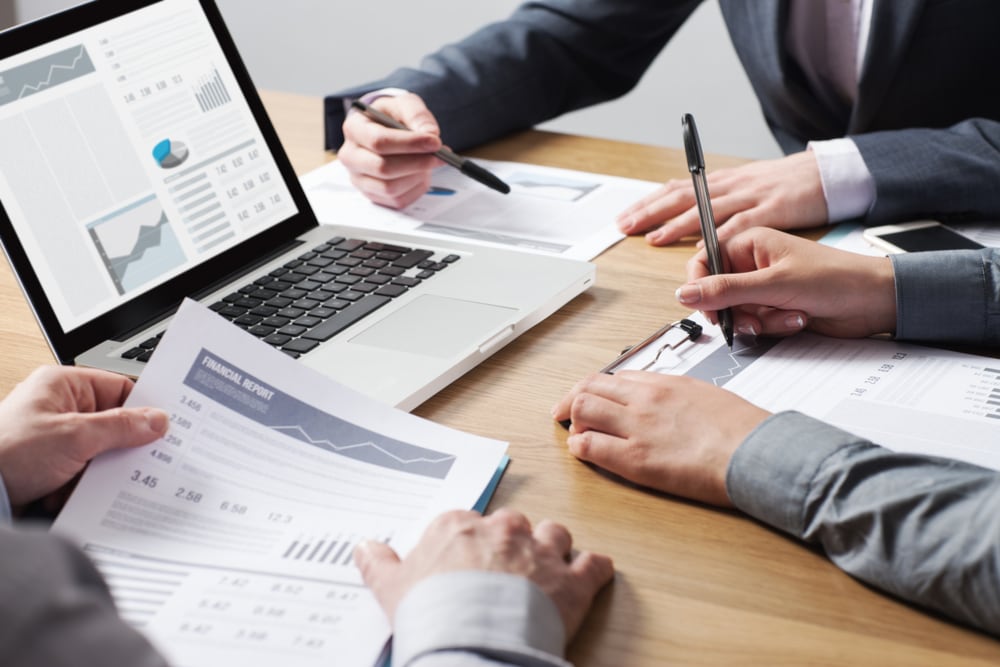 estados y reportes financieros y presentación en computadora
