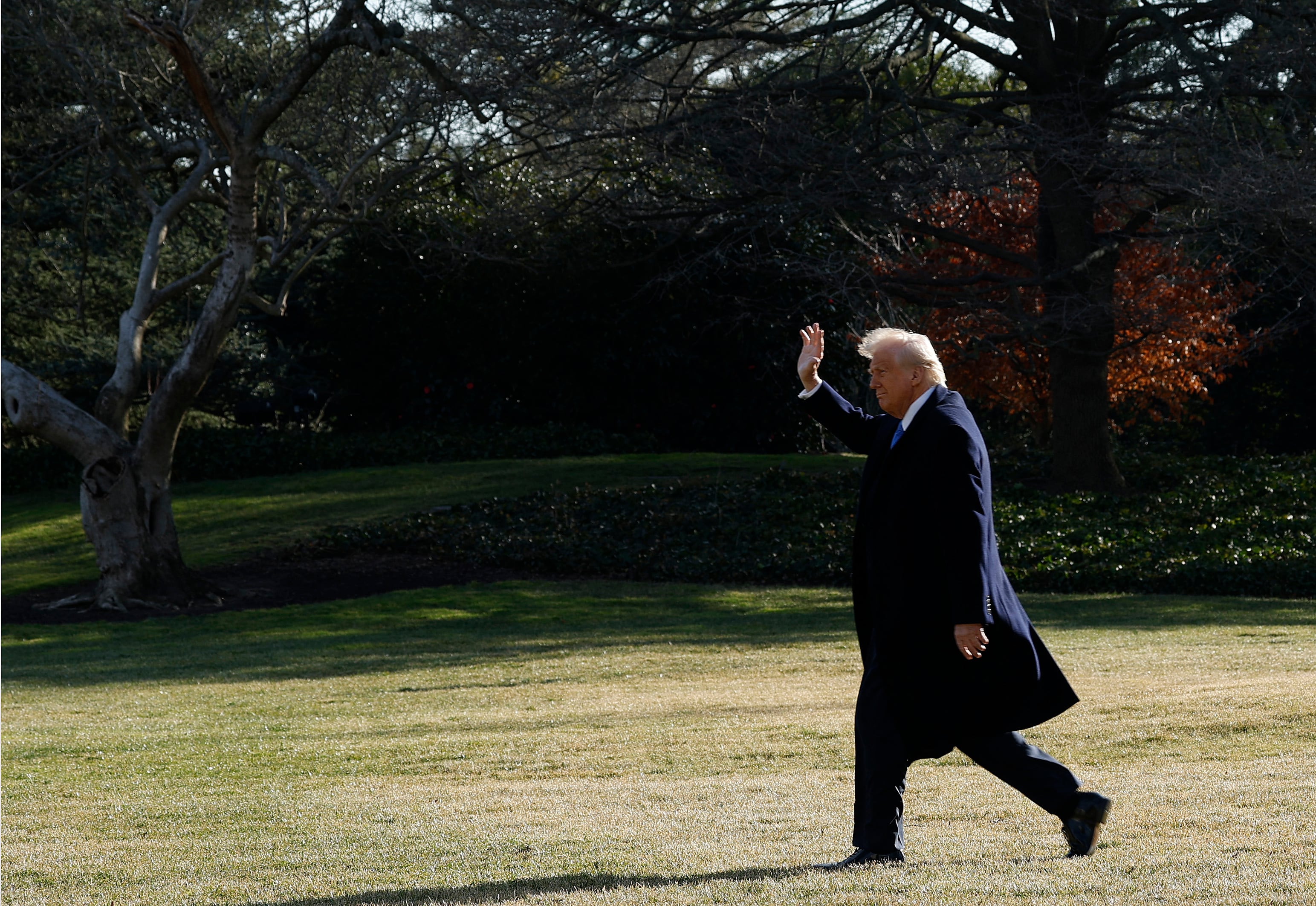 El presidente Donald Trump sale de la Casa Blanca el 7 de febrero de 2025 en Washington, DC. Se espera que el presidente Donald Trump asista al Super Bowl este fin de semana en Nueva Orleans entre los Philadelphia Eagles y los Kansas City Chiefs. (Photo by Anna Moneymaker / GETTY IMAGES NORTH AMERICA / Getty Images via AFP)