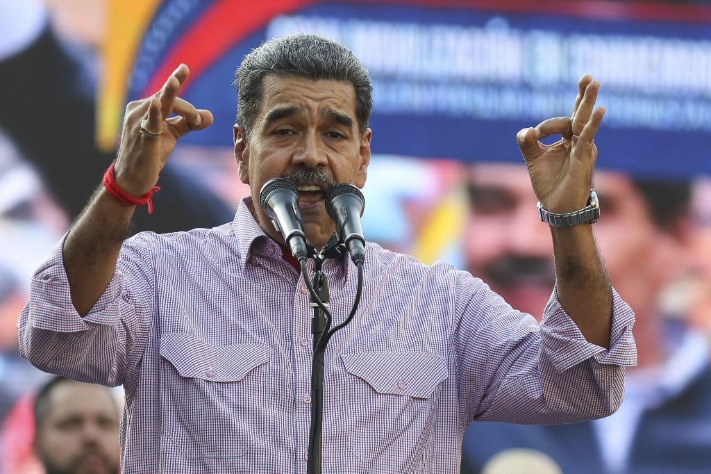 El presidente de Venezuela, Nicolás Madura, gesticula mientras da un discurso público.