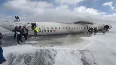 Nuevo accidente: avión de Delta Air Lines vuelca durante aterrizaje en Canadá
