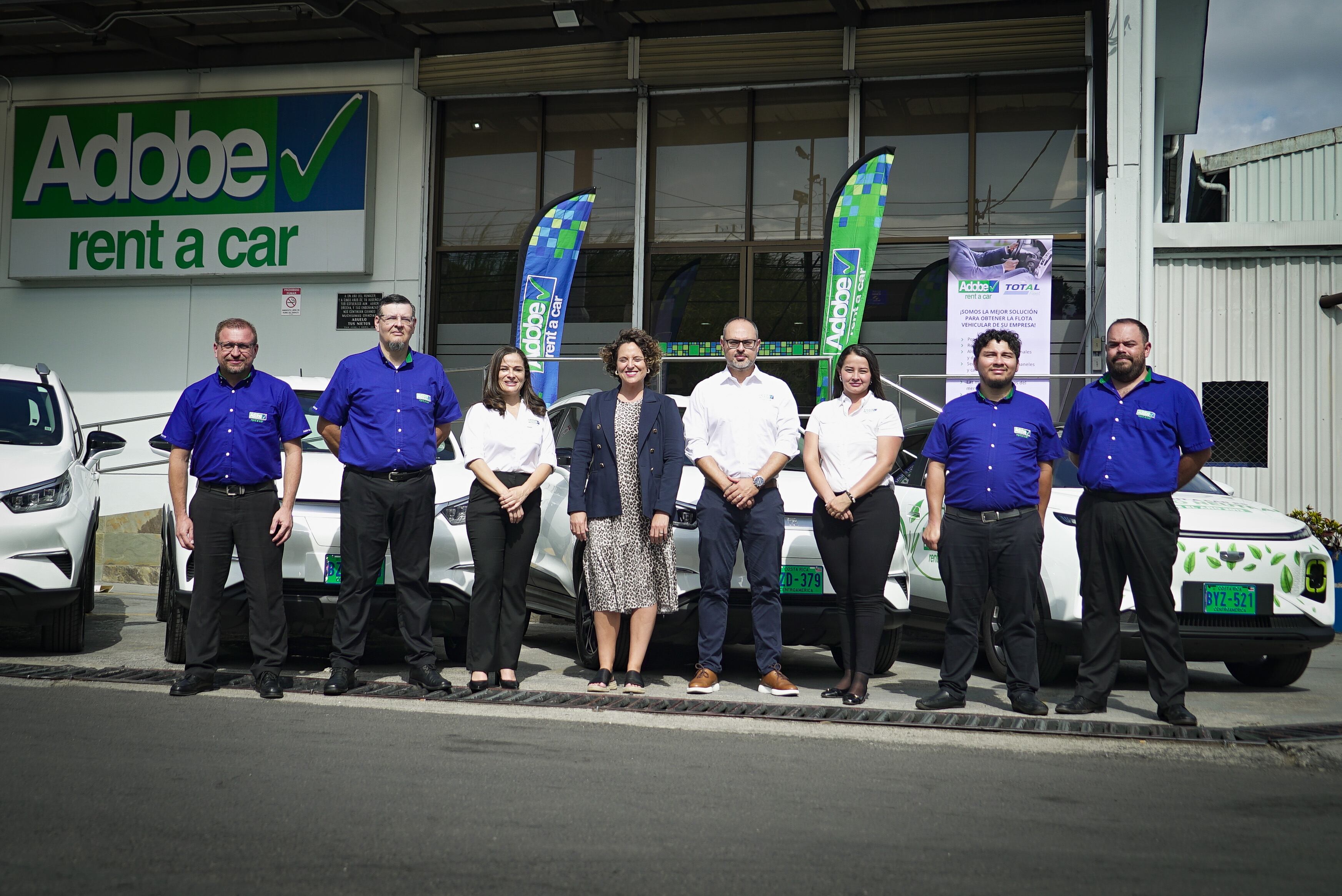 Adobe Rent a Car por medio de su división Total Fleet hace entrega de 5 vehículos eléctricos a Holcim