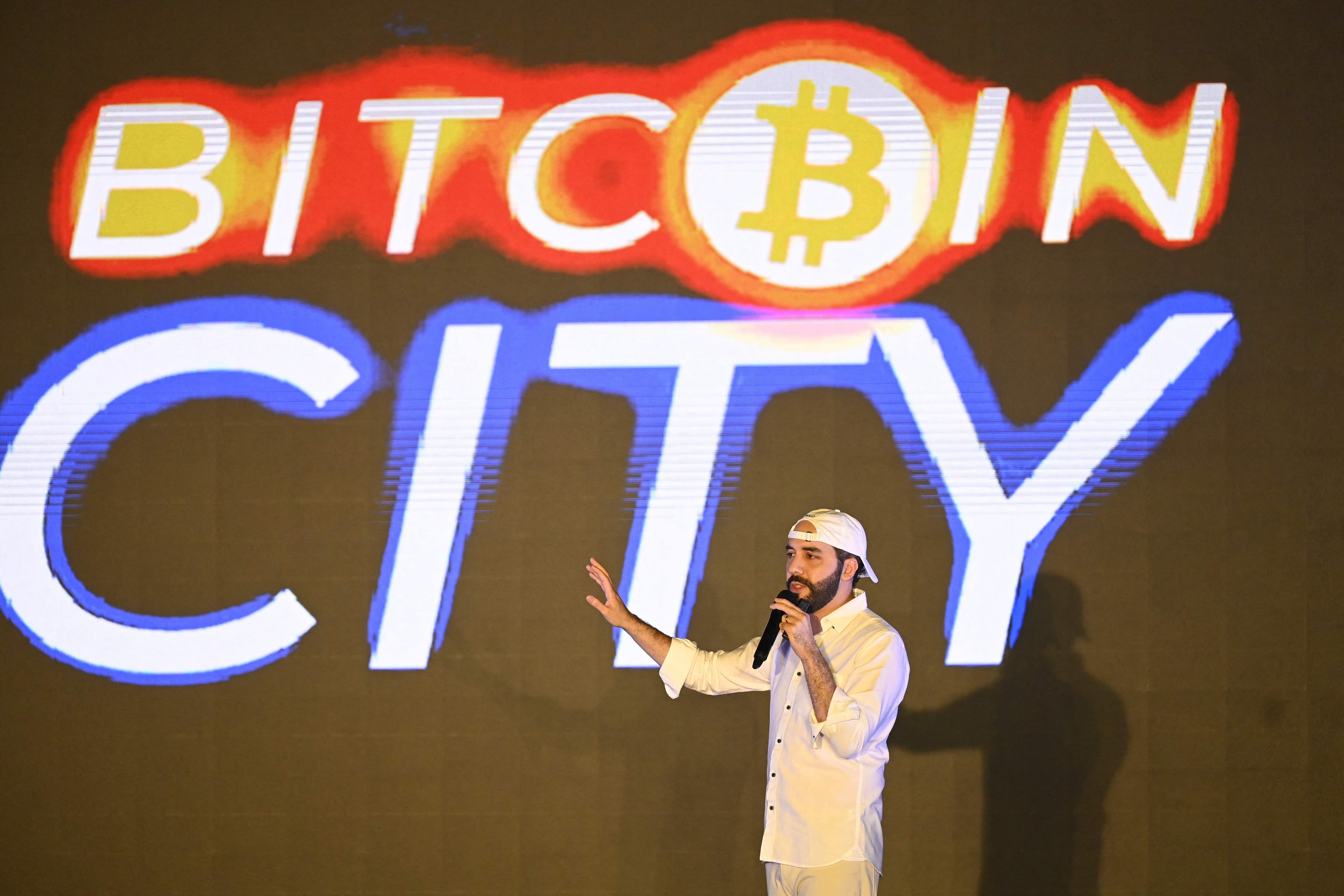 Nayib Bukele, presidente de El Salvador, gesticulando durante su discurso en la clausura de la conferencia Latin Bitcoin (LaBitConf), con un fondo que dice "Bitcoin City".