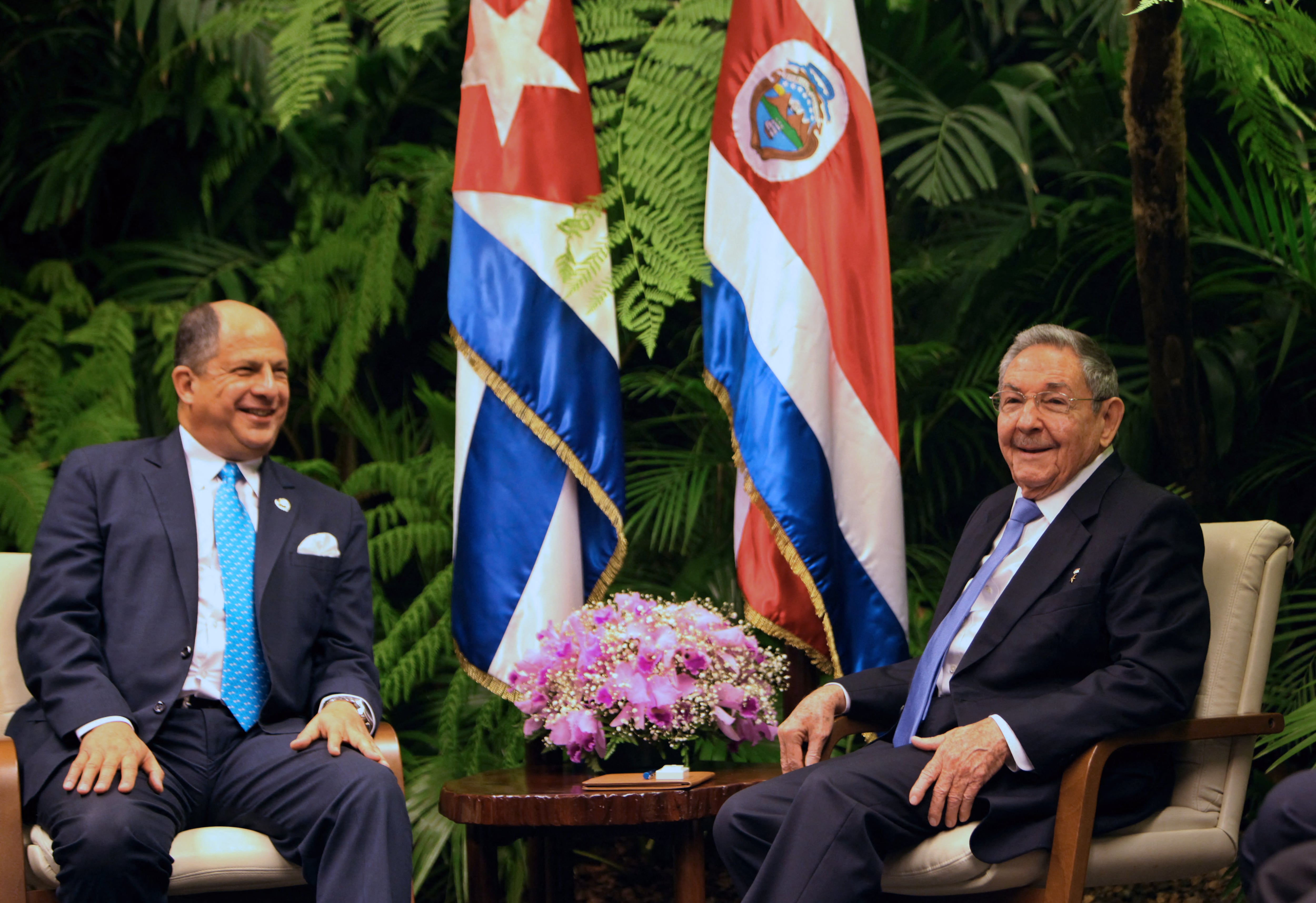 Luis Guillermo Solís y Raúl Castro en La Habana en 2015