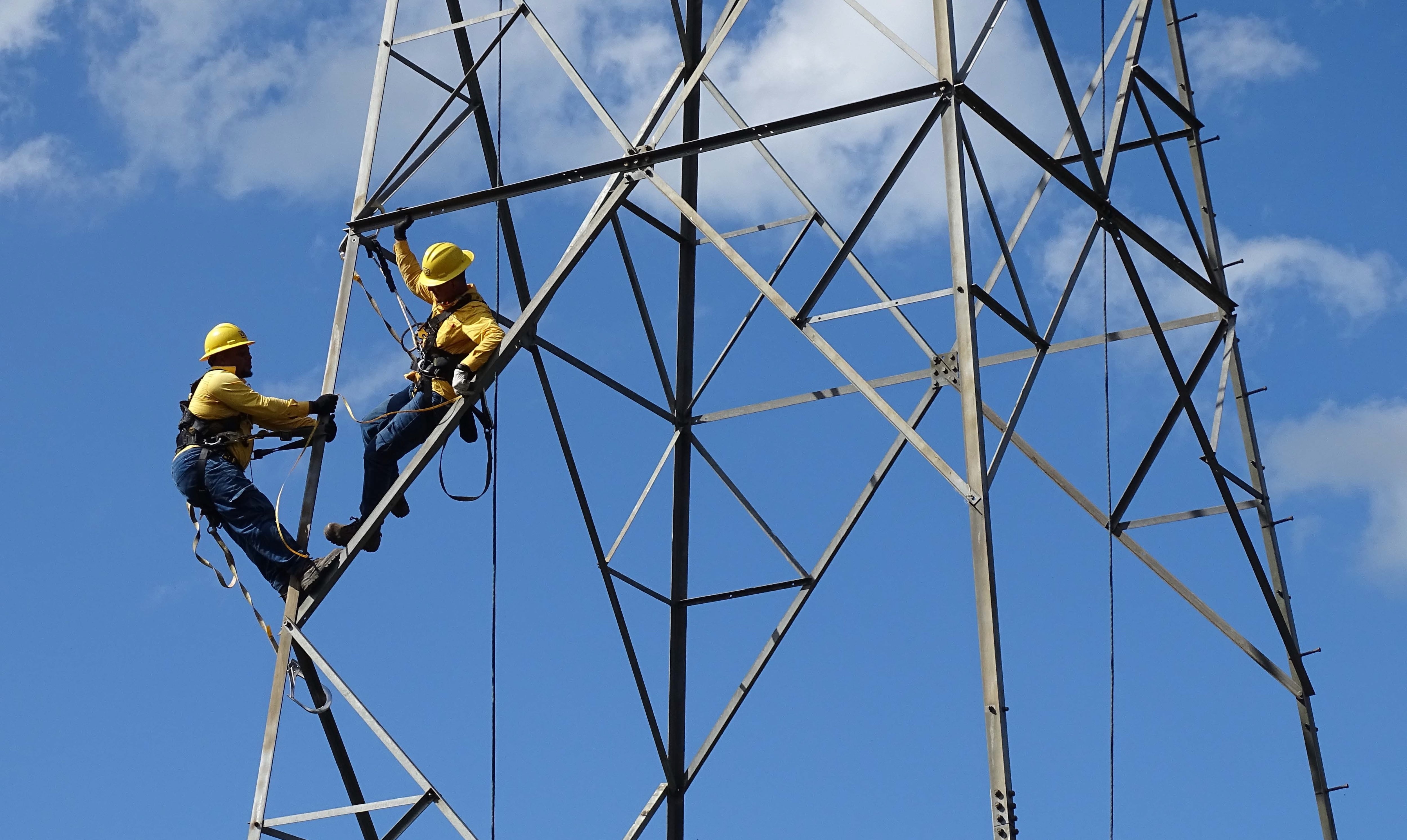 Personal del ICE durante trabajos de reforzamiento en torres de transmisión. La empresa alerta un repunte de robo de piezas de estas estructuras desde el 2022. Fotografía: Cortesía.