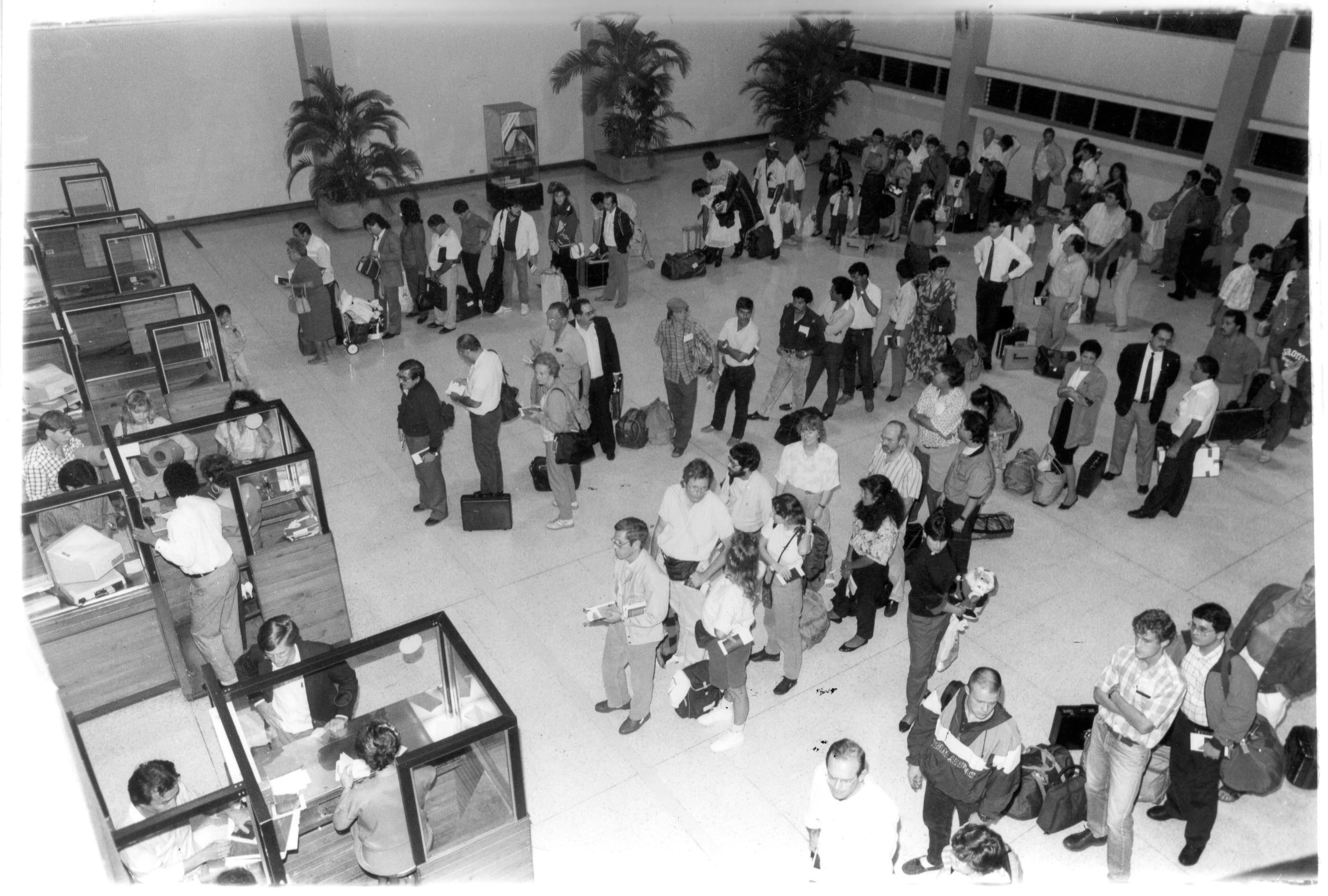 Así lucía en 1989 el salón donde los viajeros que ingresaban a Costa Rica esperaban para cumplir sus trámites migratorios en el Aeropuerto Juan Santamaría.