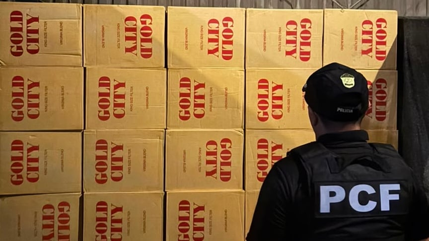 Cargamento de cigarros y licor de contrabando.