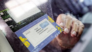 ¿Qué pasa si perdió o pegó mal el marchamo? Le explicamos qué puede hacer