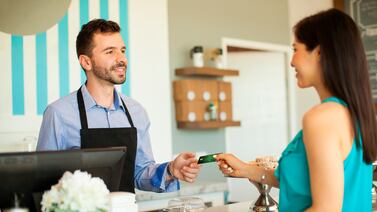 Cómo las tarjetas de débito y crédito están cambiando los hábitos de compras en negocios y de transporte público en Costa Rica