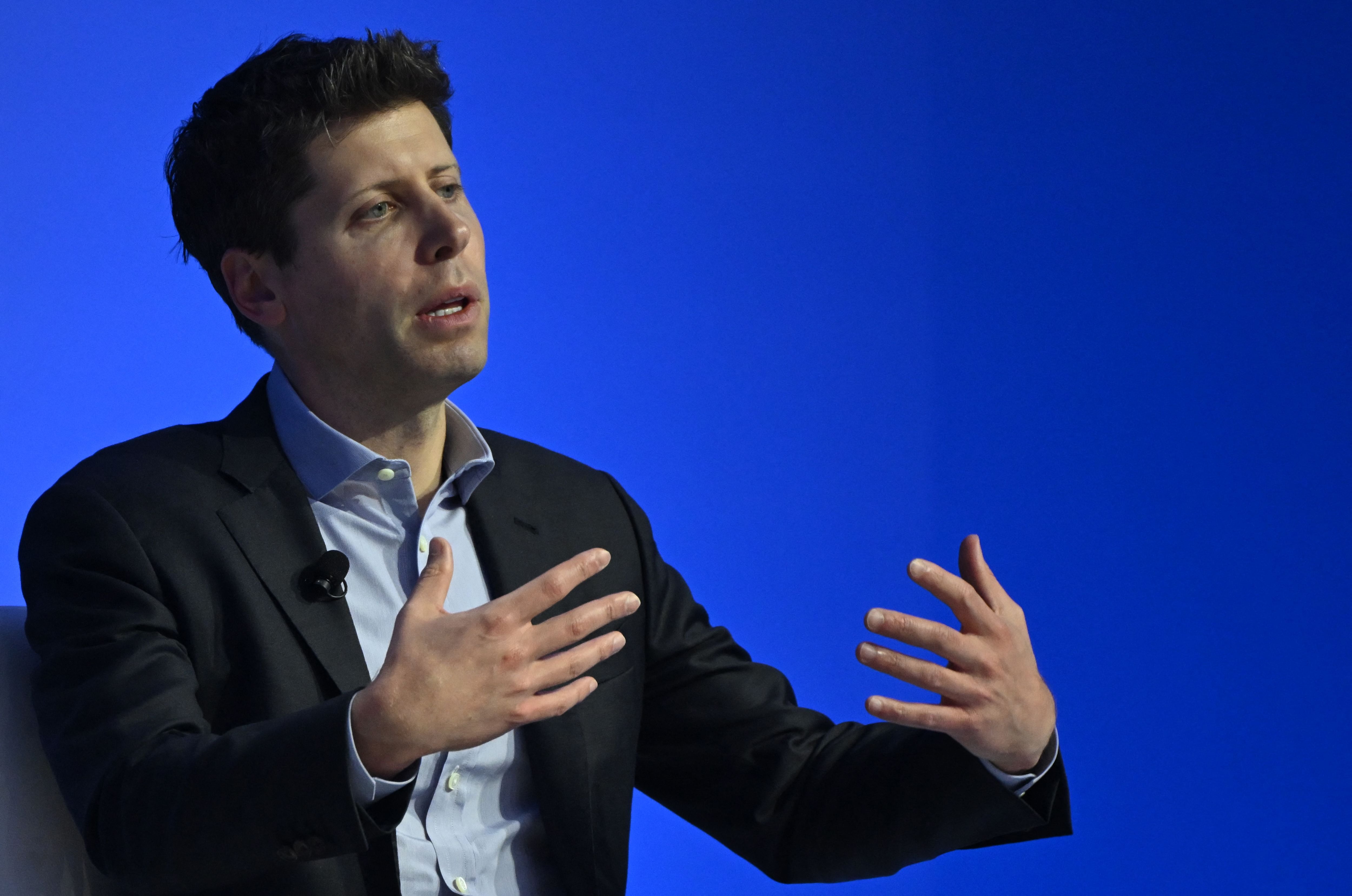 Sam Altman, director ejecutivo de OpenAI, gesticula.