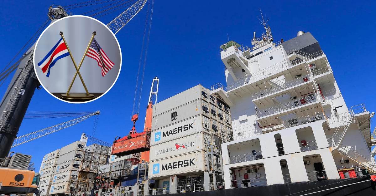 Barco de carga con contenedores de empresas como Maersk y Hamburg Süd en puerto, representando el comercio entre Costa Rica y Estados Unidos. En la esquina, un gráfico con las banderas de ambos países destaca la relación bilateral en riesgo por nuevos aranceles.