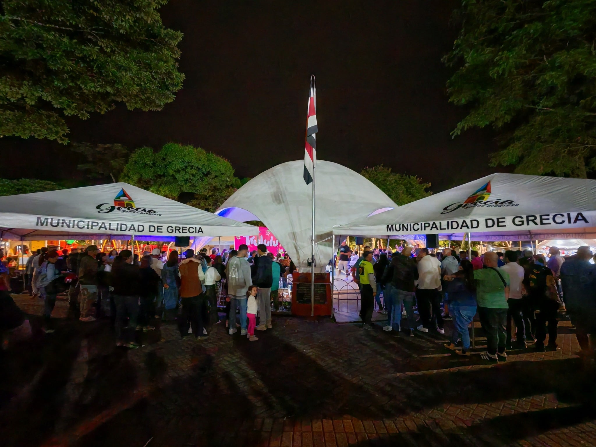 El evento se celebra al aire libre en lo que parece ser una plaza o parque central.