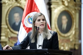 Confrontación, seguridad y cambios de discurso: así han sido los primeros 100 días del gobierno de Laura Fernández