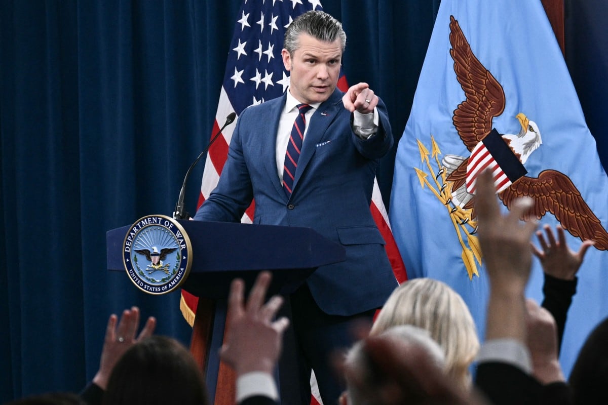 El secretario de Defensa de EE. UU., Pete Hegseth, ofrece una conferencia en el Pentágono tras los ataques estadounidenses contra Irán, en un conflicto que se extendió a Líbano e Israel y se intensificó tras la muerte del líder supremo Ayatollah Ali Khamenei.