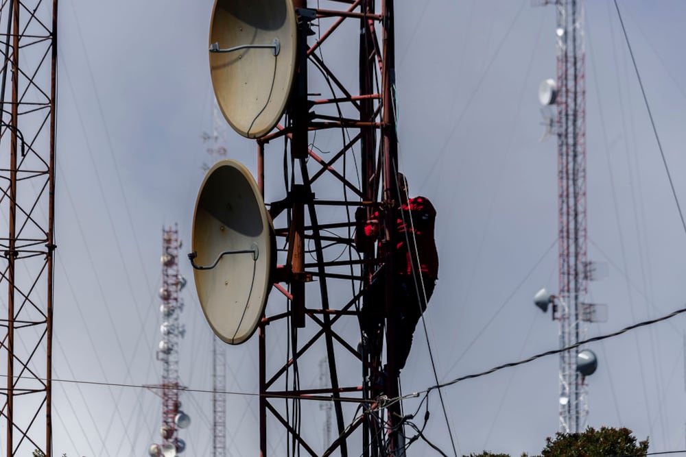 La precariedad de un grupo de trabajadores que da mantenimiento a las torres de transmisión de radio y televisión en la cima del volcán Irazú es captada por medio de la palabra y la fotografía por Paulo Ruiz Cubillo, vulcanólogo de la Escuela Centroamericana de Geología de la Universidad de Costa Rica (UCR)