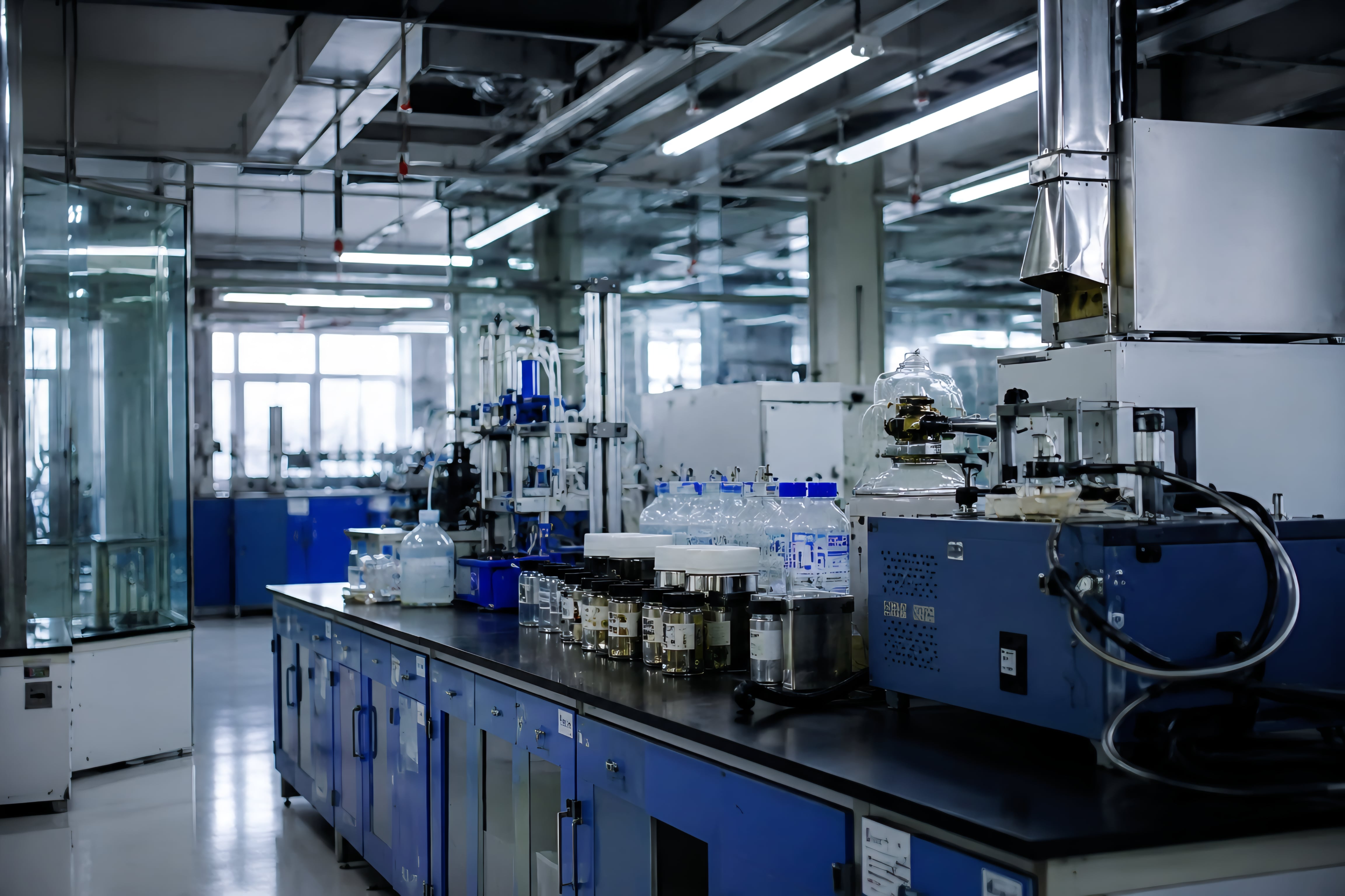 Planta industrial en operación dentro de zona manufacturera. Empresas multinacionales mantienen alta demanda de talento especializado para manufactura en Costa Rica.