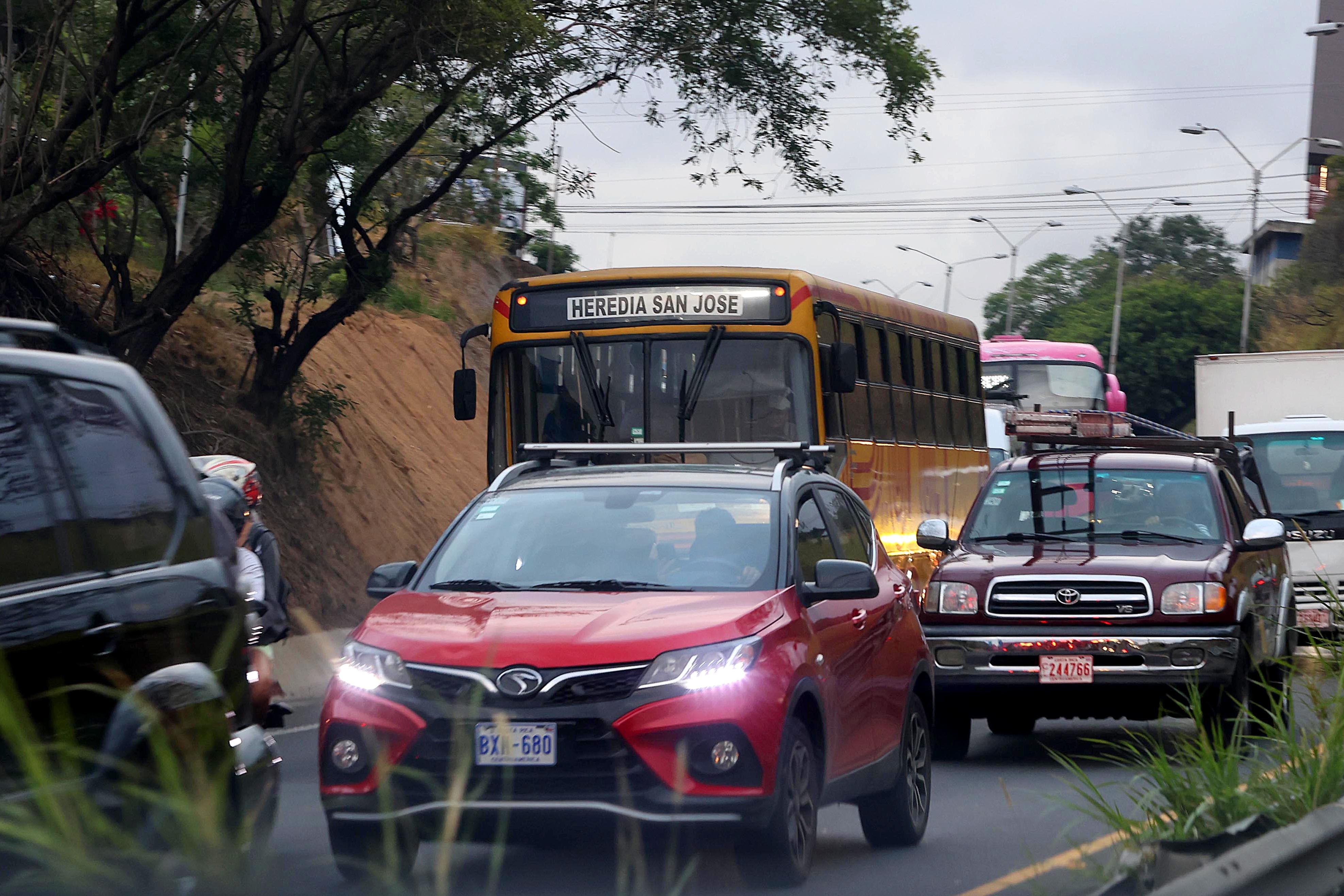 25/04/2024    Autopista General Cañas. Los usuarios de autobuses deben pasar horas en las unidades que se pegan en las presas y que, además, terminan siendo parte de ellas. Sobre todo en horas pico el tránsito se vuelve tremendamente denso y sufren las consecuencias conductores y pasajeros por igual. Foto: Rafael Pacheco Granados
