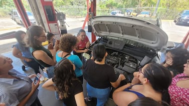 ‘Dueñas del Volante’: el programa gratuito que educa y empodera a mujeres en mecánica automotriz